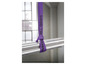 Une sangle de levage Parkside violette avec une capacité maximale de 1000 kg, utilisée pour soulever des tubes métalliques.