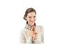 Femme souriante dans un pull en tricot crème et un col gris à motifs.