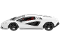 Voiture de sport miniature blanche de profil sur fond noir.