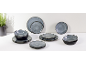 Une collection d'assiettes et de bols en grès de différentes tailles, avec un émail bleu-gris moucheté.