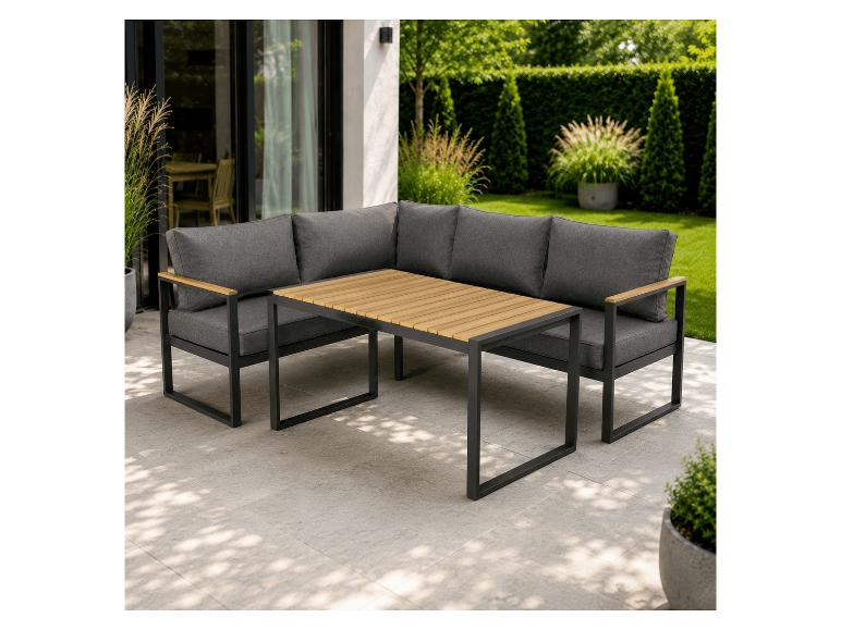 Canapé d'angle extérieur avec coussins gris foncé et table basse assortie à plateau en bois sur une terrasse.