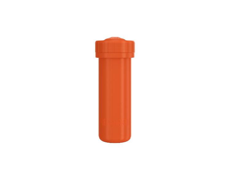 Conteneur orange pour kit de réparation avec couvercle vissé, debout sur fond blanc.