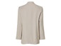 Un blazer beige à manches longues.