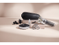Kit rasoir électrique avec station de charge, étui de voyage, adaptateur secteur et accessoires.