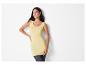 Chemisier débardeur jaune pâle et jeans : mode féminine décontractée.
