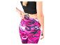 Femme en leggings roses à motif marbré, mettant un téléphone dans la poche.