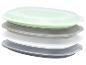 Un ensemble de quatre bols pliables avec couvercles, empilés en vert, gris, blanc et gris foncé.