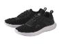 Des baskets noires avec des accents bleus.