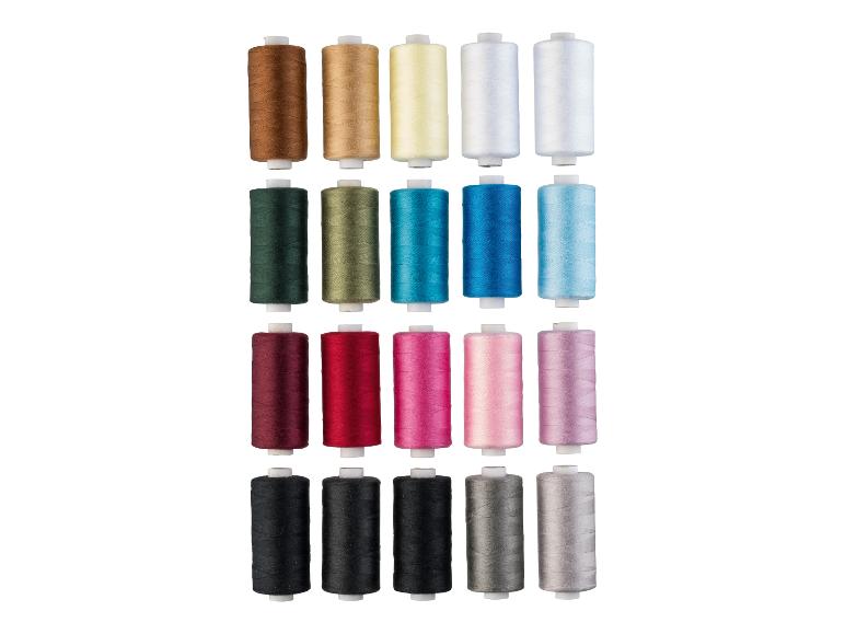 Lot de 20 bobines de fil à coudre de différentes couleurs, disposées en rangées.
