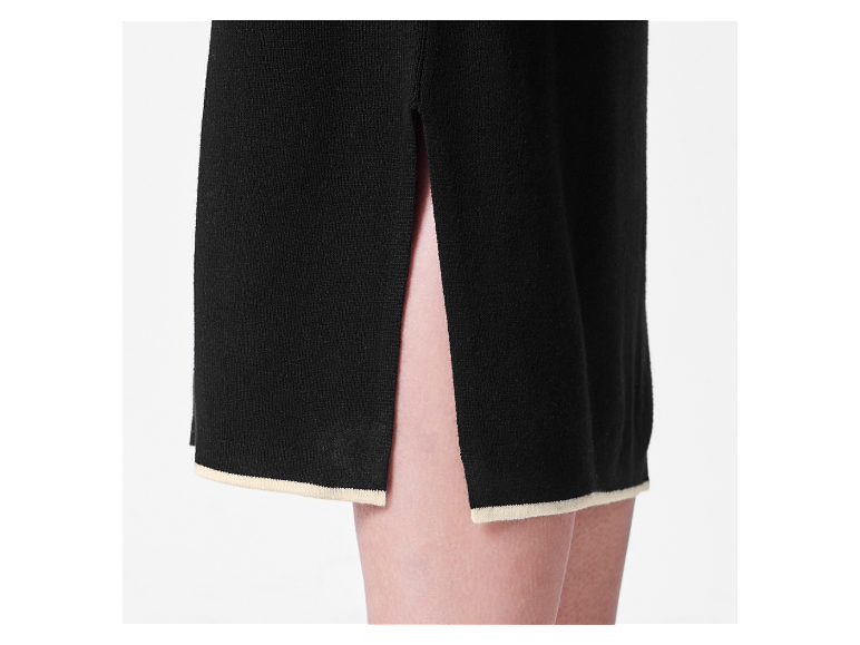 Robe noire en tricot avec fente.