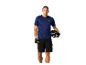 Modèle masculin portant un t-shirt et un short de sport, un casque et des gants.