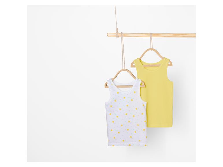 Deux débardeurs pour filles, l'un à imprimé d'étoiles et l'autre jaune uni.