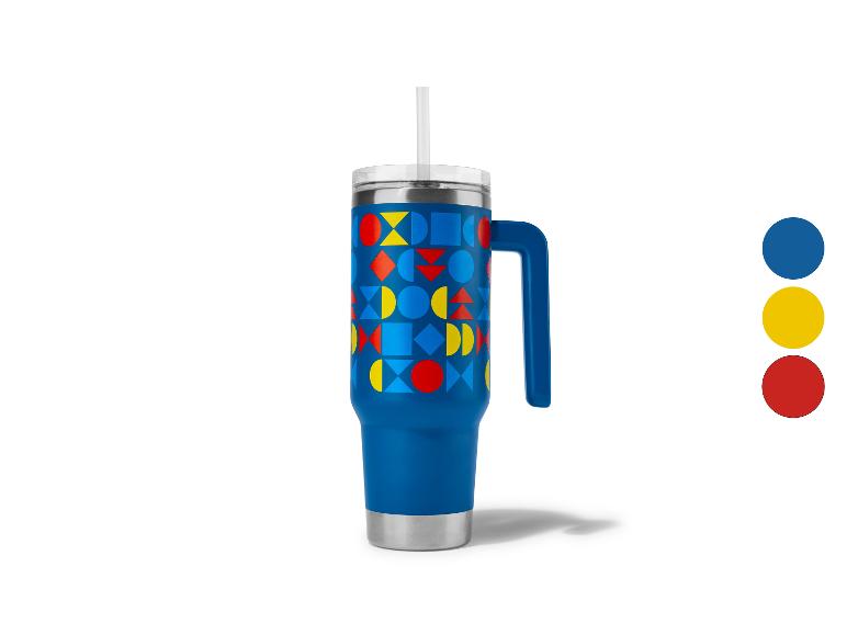 Mug de voyage bleu avec anse et paille, décoré de motifs géométriques colorés.