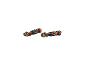 Deux voitures de course jouets orange et noires avec des roues colorées sur fond blanc.