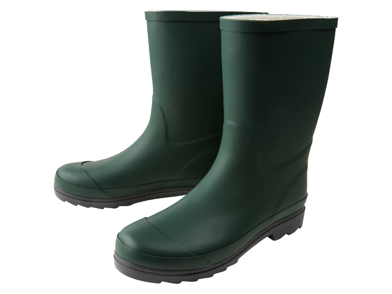 Une paire de bottes de pluie vertes.