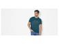 Homme en t-shirt sarcelle avec motif 'SUNSHINE make your own' et jean bleu