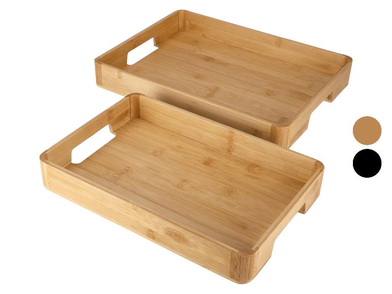 Deux plateaux en bambou de tailles différentes avec poignées découpées.