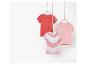 Trois t-shirts pour enfants : rose, rouge corail et rayé rose et blanc.