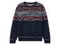 Un pull bleu marine avec un motif scandinave en rouge et blanc.