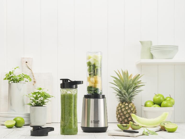 Un smoothie réalisé avec un blender Russell Hobbs et des ingrédients tels que l'ananas, le kiwi et le melon.