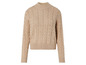Pull en maille beige avec des torsades.