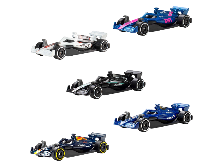 Cinq voitures de course miniatures colorées disposées en diagonale sur fond noir.
