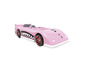 Une voiture de course rose avec une bande de damier noir et blanc.