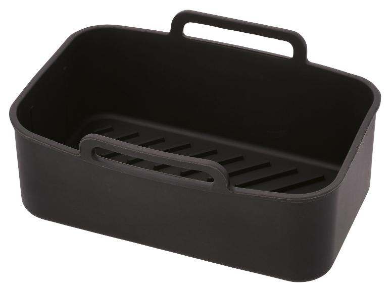 Panier de friteuse en silicone noir avec poignées.