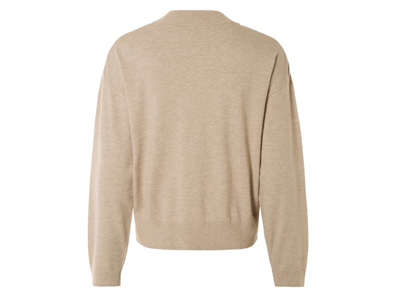 Pull en maille beige à manches longues.
