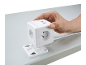 Cube de prise Tronic blanc avec ports USB, monté sur un support.