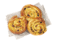 Trois pains aux raisins sur une serviette en lin