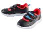 Des baskets noires avec fermeture velcro, sur le thème de Spiderman.