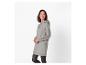 Femme portant une robe sweat à capuche grise avec l'inscription 'U.S. GRAND POLO' sur la manche.