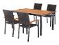 Ensemble de salle à manger d'extérieur avec table rectangulaire en bois et quatre chaises en osier marron foncé.