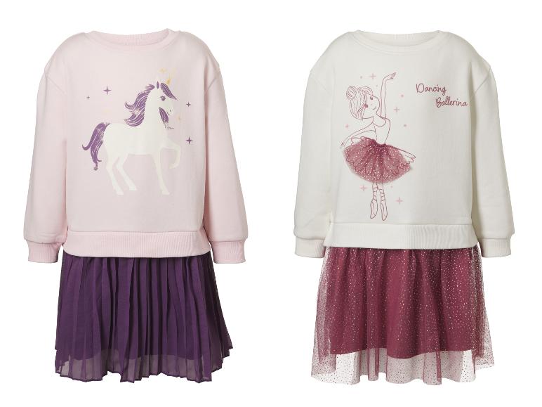 Deux robes pour enfants : une rose avec une licorne et une blanche avec une ballerine.
