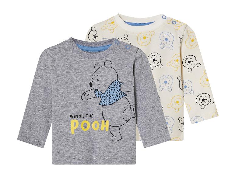 Deux t-shirts à manches longues pour bébés avec Winnie l'ourson, l'un avec un imprimé et l'autre avec une image.