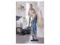 Une femme utilise un aspirateur Bosch pour nettoyer son sol.