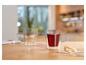 Deux tasses en verre avec un biscuit sur une assiette.