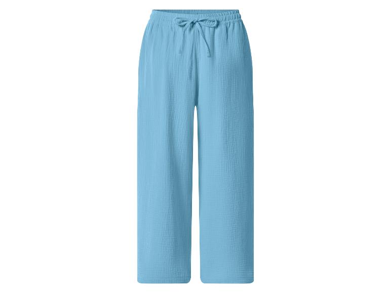 Pantalon large bleu clair avec cordon de serrage à la taille, en tissu texturé.