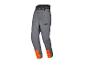 Pantalon de travail gris avec détails orange et ceinture noire.