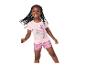 Fille souriante en t-shirt rose et short fleuri avec le texte 'COOL and KIND'.