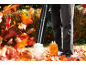 Souffleur de feuilles nettoyant les feuilles tombées en automne.