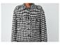 Une veste à carreaux noir et blanc à boutons.