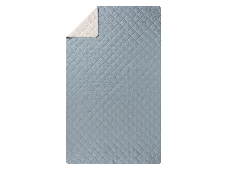 Couette matelassée bleu clair et crème, motif losanges.