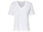 Un t-shirt blanc à col en V.