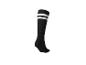 Chaussettes montantes noires avec deux rayures blanches en haut.