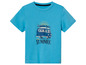Un t-shirt bleu clair avec un imprimé d'un bus avec des planches de surf et le texte 'Summer'.