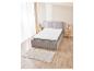 Protège-matelas sur un lit gris avec tables de chevet.