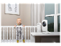 Un bébé dans un berceau et une caméra de surveillance dans une chambre d'enfant.