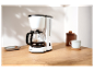Une cafetière SilverCrest blanche sur une table en bois.